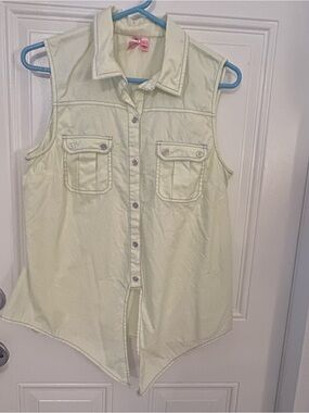 Sleeveless Button-Front Shirt with Pointed Hem - Light Lime Green